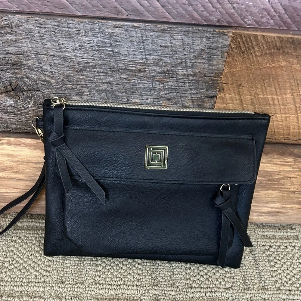 Liz Claiborne Black Charging Wrislet Clutch w/ built in power bank - Picture 2 of 9